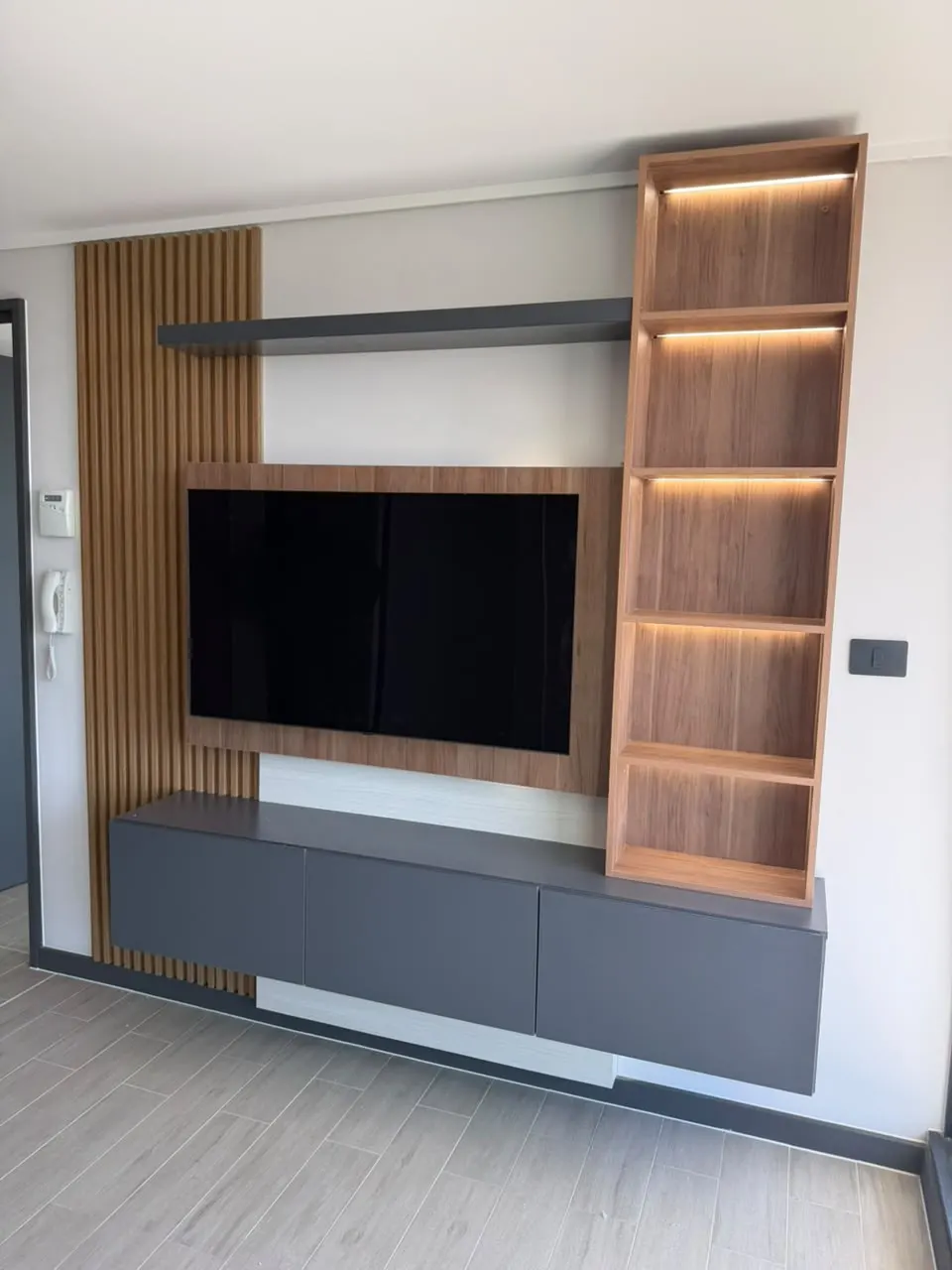 Rack de living con listones de madera